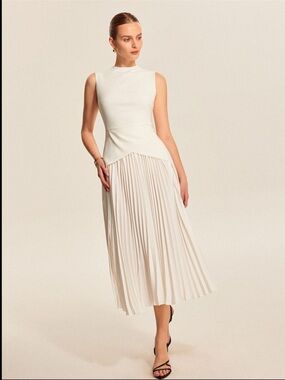 COMMENSE Sleeveless pleated dress in white